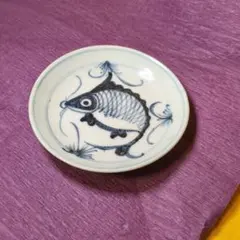 女性陶芸作家 宮城須美子さん 刷毛目 魚とハイビスカスの中皿 青色の縁
