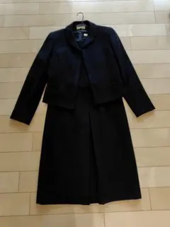 礼服　オールシーズン　セレモニーブラックワンピーススーツ（ジャケット付き）