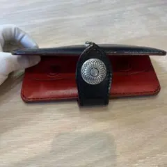 黒いレザー長財布 フラワーモチーフ付き