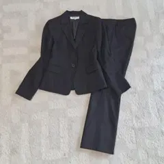 ナチュラルビューティーベーシック　シルク混ストライプパンツスーツ　S/XS 黒のサムネイル