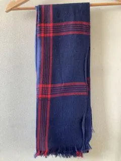 ネイビーとレッドのチェックマフラー