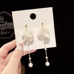 大人かわいい ロングピアス パール風 花びらモチーフ