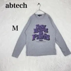 【abtech】グレー 英字プリント ラウンドネック 長袖カットソー M