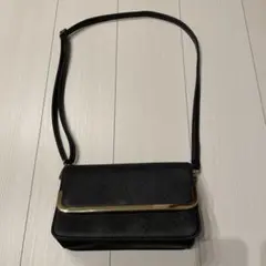 ブラックショルダーバッグ ゴールド金具付き