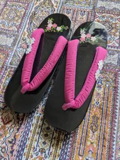 花柄装飾の黒とピンクの下駄