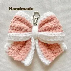 ハンドメイド　編み物　ラメ入りリボンバッグチャーム　コーラルピンク×ホワイト