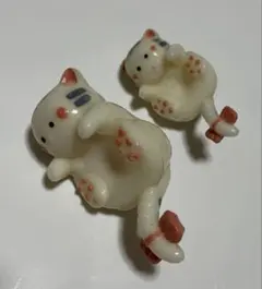 大小の猫の置物 2個セット　尻尾にリボンがかわいい　プラスチックのサムネイル