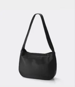 GU レザータッチラウンドショルダーバッグ ブラック