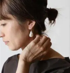 in2 design ホワイト真珠ドロップピアス