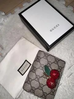 GUCCI チェリー装飾 二つ折り財布