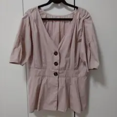【mysty woman】ピンク 半袖 Vネック ボタン付きシャツのサムネイル