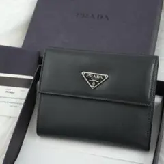 未使用品　箱付き　PRADA プラダ　折り財布　サフィアーノ　三角プレート　黒