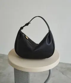 ユッキーノ ハーフムーン ショルダーバッグ ブラック - メルカリ