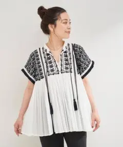 美品　B.C STOCK 手洗い可 / 刺繍ギャザーブラウスのサムネイル