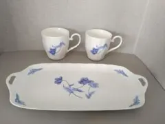 青い花柄ティーカップ2個とトレーセット