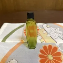 レア　美品　昭和レトロ　薄緑色の小さな細長い瓶　古いガラス瓶 小瓶
