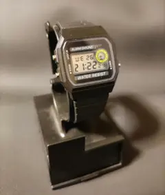 スクエア型 デジタルウォッチ
