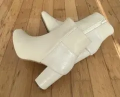 美品　　ホワイト 合成皮革 ブーツ 中ヒール