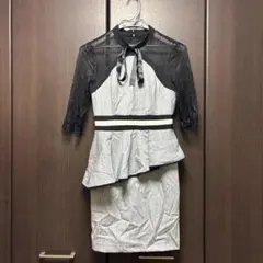 グレーと黒のペプラムドレス