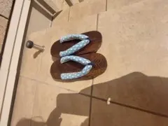 青い花柄　木製下駄　24.5