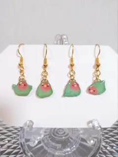 ハンドメイド　鳥　コザクラインコ　ピアス　レジン　グリーン　レッド　セット2