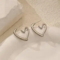 【シルバー】ハート フープピアス シンプル 韓国風 可愛い 大人可愛い 高見え
