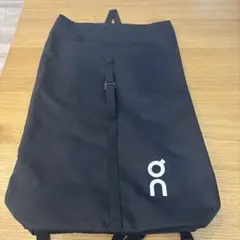 On ロールトップバックパック