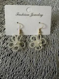 花形ピアス パール装飾 ゴールド