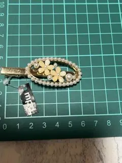 花とパール装飾のゴールドヘアピン