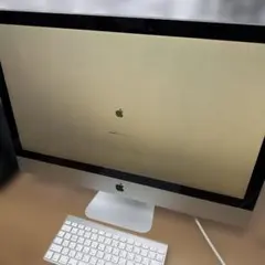 무선 키보드가 장착된 1세대 Apple iMac