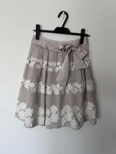 NATURAL BEAUTY フレアスカート 花柄刺繍 新品のサムネイル