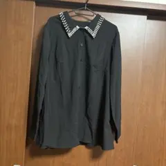 スタッズ付き黒長袖シャツ