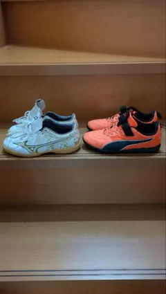 Mizunoホワイト/ゴールド & Pumaオレンジ/ブラックシューズ小学生