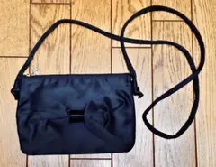 スマホショルダー　リボン付き　黒　ショルダーポーチ　スマートフォン対応