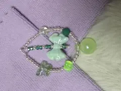 緑色の携帯ストラップ