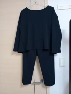 ikka黒いセットアップ クロップドパンツ バックボタン付き