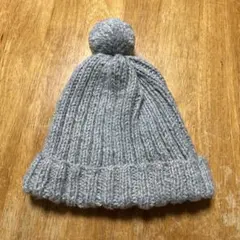 手編み グレーのシンプルなニット帽