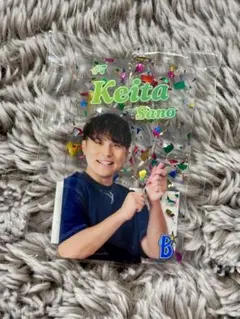 横浜DeNAベイスターズ　佐野恵太　ラフスタイルグッズ　ホログラム入りアクキーのサムネイル