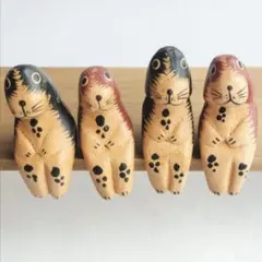 お座り木彫り犬 可愛い黒と茶色のたれ耳ワンちゃん達4匹セット