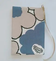 文庫本布のブックカバー　北欧風花ダーク