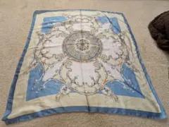 青とクリーム色の装飾的スカーフ