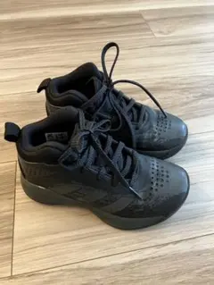adidas ブラック バスケットボールシューズのサムネイル