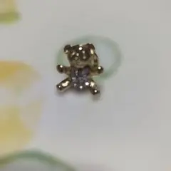 クマ型金色ピンブローチ