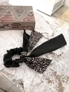 小花柄✕ブラック　シュシュ