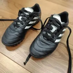 adidas サッカーシューズ 黒/白　21.5cm
