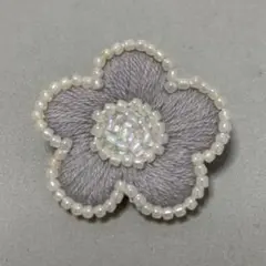 グレー お花 刺繍 ビーズ ブローチ 【ハンドメイド】