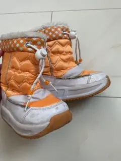 オレンジとホワイトのキッズブーツ