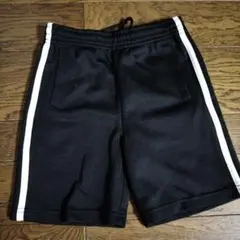 黒のハーフパンツ 白いストライプ　110サイズ