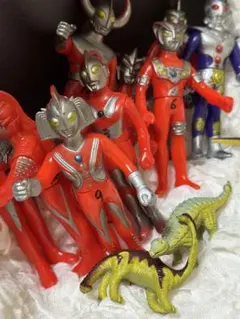 ウルトラマンフィギュアセット 12体+恐竜3体