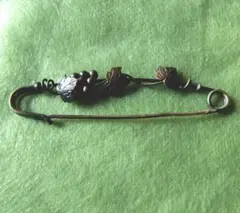 ブドウと葉のデザインピン